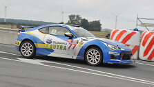 Arūnas Strumskis, Mindaugas Platūkis ir Linas Skardžiukas atsisako Subaru BRZ, lenktyniaus &bdquo;Porsche GT3 Cup&ldquo;.