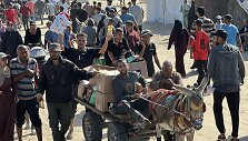 Palestiniečiai vyksta į pagalbos skirstymo centrą / IMAGO/Abdullah Abu Al-Khair\ apaimages / IMAGO/APAimages