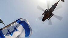 Izraelio vėliava ir sraigtasparnis / JACK GUEZ / AFP