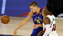 Nikola Jokičius prie&scaron; Bamą Adebayo