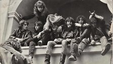Grupė metalistų, sunkiojo metalo stiliaus muzikos gerbėjų, festivalyje &bdquo;Vilnius Punk-88&ldquo;. 1988 m. rugsėjo 1 d.