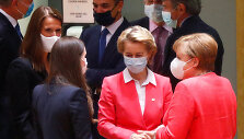Ursula von der Leyen (centre) ir Angela Merkel (de&scaron;inėje)