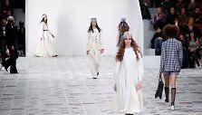 &bdquo;Christian Dior&ldquo; 2020&ndash;2021 m. rudens ir žiemos kolekcijos modelis