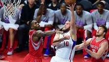 Donatas Motiejūnas su komandos draugu stabdo Spencerį Hawesą