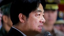 Prezidentas Lai Ching-te kalba Taoyuan kariuomenės stovykloje. / Ann Wang / REUTERS