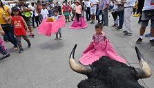Koridos pasirodymai ir gaidžių kautynės yra populiarūs Peru nuo pat ispanų kolonizacijos laikų, bet gyvūnų teisių grupės ragino &scaron;ios praktikos atsisakyti.