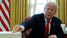 Donaldas Trumpas pasira&scaron;o įstatymą dėl mokesčių reformos