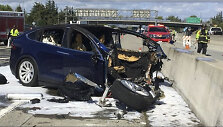 &bdquo;Tesla Model X&ldquo; po avarijos užsidegė