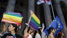 Sakartvele tūkstančiai žmonių protestavo prie&scaron; smurtą LGBTQ bendruomenės atžvilgiu