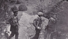 P. Luko&scaron;ius, R. Kalpokas, A. Tamo&scaron;aitis renka liaudies meno eksponatus 1926 m.  Žemaitijoje, Plungės raj.