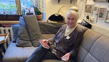 Klaipėdietė Stanislava Kotelnikova, nesinaudojanti internetu ir turinti, kaip ji vadina &bdquo;mygtukinį telefoną&ldquo;, niekaip negali patekti pas gydytojus.