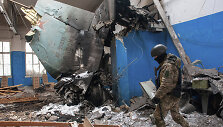 Ukrainos kariai apžiūri numu&scaron;tą Rusijos lėktuvą