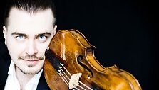 Dainuojantis smuikininkas Dmitrijus Sinkovskis