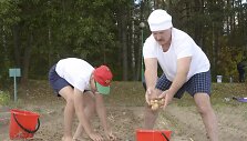 Aliaksandro Luka&scaron;enkos sūnus Kolia su tėčiu kasa bulves