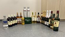 Pareigūnai i&scaron;ai&scaron;kino du nelegalius alkoholio prekeivius