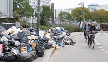 Paryžiaus gatvės užverstos &scaron;iuk&scaron;lėmis.