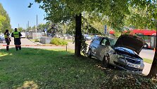 Vilniuje automobilis rėžėsi į autobusų stotelę