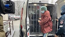 Į teismą atvežta 34-erių moteris, antradienį garažų masyve pagimdžiusi ir mirčiai palikusi kūdikį.