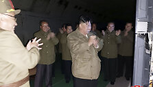Kim Jong Unas stebi raketos paleidimą.