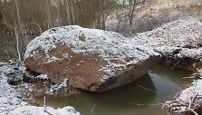 Skuodo rajone, Juknaičių kaime, visai &scaron;alia legendinės Apuolės, i&scaron; žemių i&scaron;kastas giganti&scaron;kas akmuo. Ilgus metus vietos gyventojai apie tūnantį milžiną galėjo spėti tik matydami dalį jo silueto krūmynuose.
