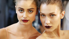 Taylor Marie Hill ir Bella Hadid, Versace rudens/žiemos kolekcijos pristatymo užkulisiai