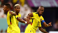 Enneris Valencia (de&scaron;inėje) pelnė abu įvarčius Ekvadorui per pirmąsias rungtynes su Kataru.