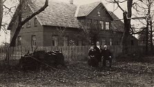 Mėta Pažėraitė (vok. Meta Paszehr) su tėvais prie namų Mi&scaron;kogalių kaime. 1932 m