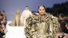 Juozo Statkevičiaus 2020 m. pavasario ir vasaros &bdquo;haute couture&ldquo; kolekcijos modelis
