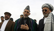 Masoodas Khalili (de&scaron;inėje)