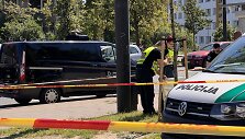 Vilniuje automobilis rėžėsi į autobusų stotelę su žmonėmis: viena mergina žuvo