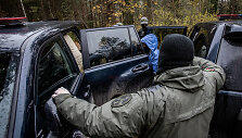 Pasieniečiai &scaron;alia Piesčių kaimo (Varėnos r.) į tarnybinius automobilius sodina migrantus 