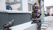 Naujas Kauno akcentas - nusifotografuoti kviečianti &scaron;maik&scaron;ti marionetė