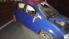Kaune &bdquo;VW Touran&ldquo; nuvažiavo nuo kelio ir atsitrenkė į medžius