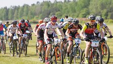 MTB dviračių maratono varžybų akimirka.