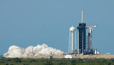 &bdquo;SpaceX&ldquo; raketa į kosmosą gabens astronautus  Robertą Behnkeną ir 53-ejų Douglasą Hurleyjų