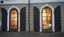 Romo Ju&scaron;kelio paroda &bdquo;Žmonės ir manekenai&ldquo; Kauno fotografijos galerijos languose