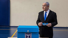 Benjaminas Netanyahu balsuoja rinkimuose