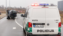 Vikingų gatvėje apvirtęs automobilis