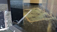 Nusikaltėliai i&scaron;daužė pagrindinių durų stiklą