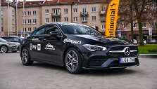 Mercedes CLA Coupe: konkurso &bdquo;Metų automobilis 2020&ldquo; dalyviai prie Martyno Mažvydo bibliotekos