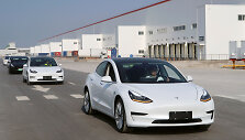 &bdquo;Tesla&ldquo; perdavė darbuotojams pirmuosius &Scaron;anchajaus gamykloje pagamintus elektromobilius