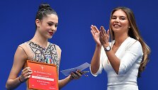 Alina Kabajeva (de&scaron;inėje)