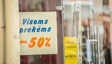 Vilniuje prie vėl atsidariusios parduotuvės &bdquo;Humana&ldquo; rikiuojasi eilės