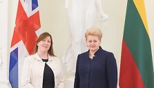 Claire Lawrence (kairėje) su prezidente 