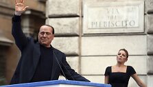 Nors politinė sėkmė nuo keturis kartus premjeru tapusio S.Berlusconi, regis, nusisuko, jo santykiai su 28-erių Francesca Pascale sulaukia dar daugiau Italijos žiniasklaidos, sukrovusios turtus 77-ių politikui, dėmesio.