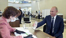 V.Putinas balsavo referendume