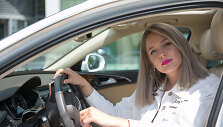 Monika Marija Paulauskaitė prie savo automobilio