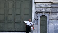 Graikija savaitei uždarė bankus ir įvedė kapitalo kontrolę