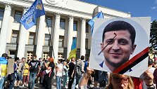 Protestuotoja laiko Volodymyro Zelenskio nuotrauką