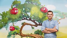 K&scaron;y&scaron;tofas Četyrkovskis prie savo tapybos darbo ant sienos